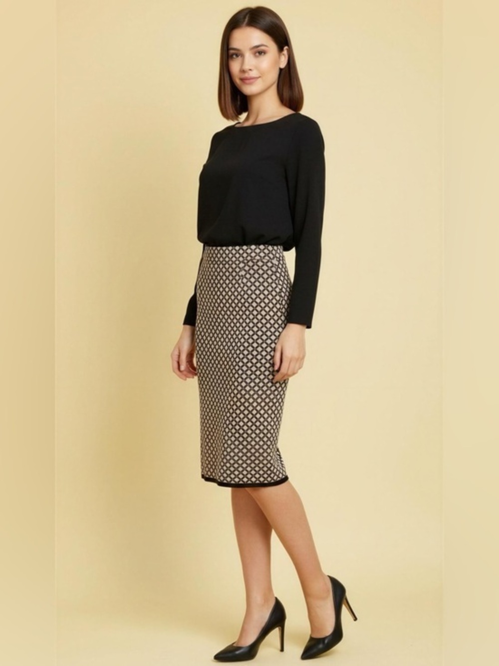 Elegant Black and Cream Geométric Patterned Pencil Knit Skirt